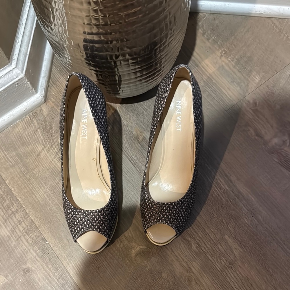 Nine West Black Textured Peep-Toe Heels